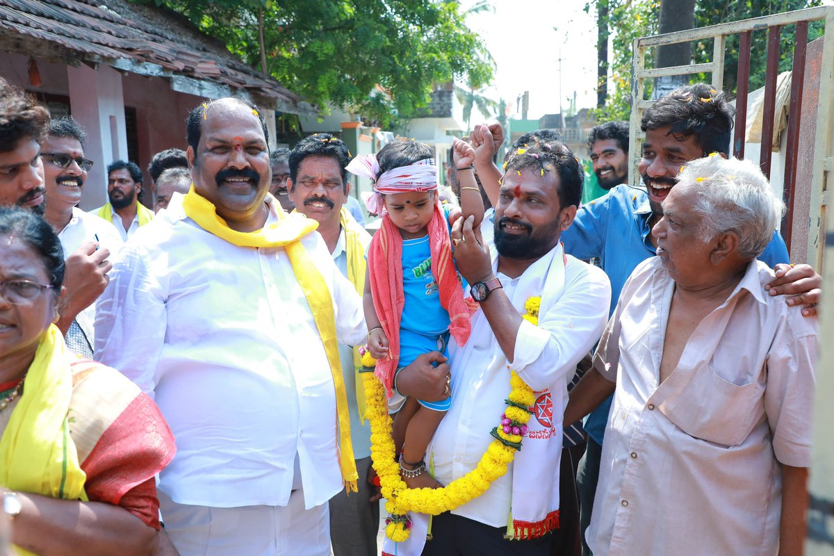 VSubash_TDP's tweet photo. ఈ రోజు అనగా 28-04-2024 
రామచంద్రపురం నియోజకవర్గం 
ప్రచారం లో భాగంగా 
కె గంగవరం మండలం 
 *బాలంత్రం* గ్రామం లో 
NDA కూటమి MLA అభ్యర్థి 
శ్రీ వాసంశెట్టి శుభాష్ గారు.... 🙏
ఈ కార్యక్రమం లో నాయకులు కార్యకర్తలు అభిమానులు పాల్గొనడం జరిగింది...... 🙏

.
#BabunuMalliRappidham https://t.co/J4vxtbVhiY