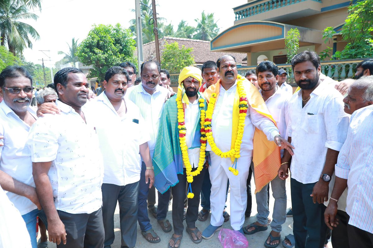 VSubash_TDP's tweet photo. ఈ రోజు అనగా 28-04-2024 
రామచంద్రపురం నియోజకవర్గం 
ప్రచారం లో భాగంగా 
కె గంగవరం మండలం 
 *బాలంత్రం* గ్రామం లో 
NDA కూటమి MLA అభ్యర్థి 
శ్రీ వాసంశెట్టి శుభాష్ గారు.... 🙏
ఈ కార్యక్రమం లో నాయకులు కార్యకర్తలు అభిమానులు పాల్గొనడం జరిగింది...... 🙏

.
#BabunuMalliRappidham https://t.co/J4vxtbVhiY