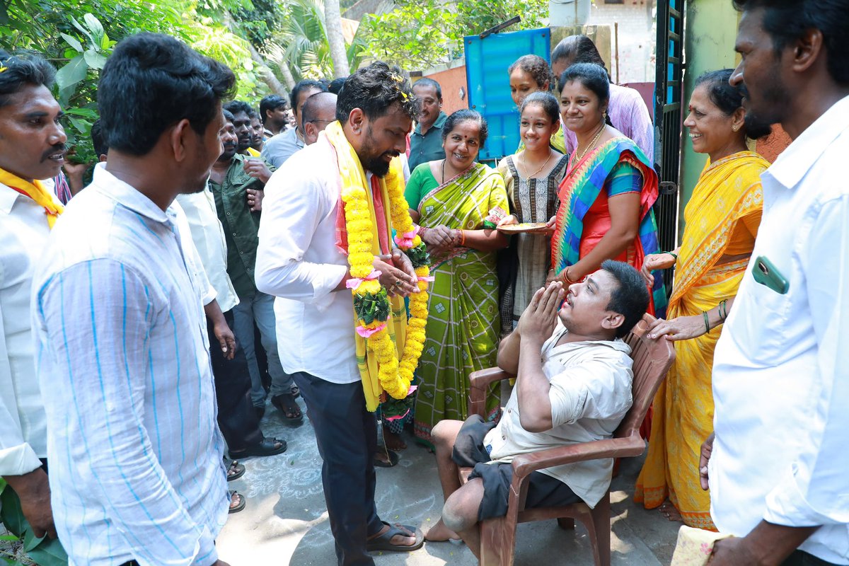 VSubash_TDP's tweet photo. ఈ రోజు అనగా 28-04-2024 
రామచంద్రపురం నియోజకవర్గం 
ప్రచారం లో భాగంగా 
కె గంగవరం మండలం 
 *బాలంత్రం* గ్రామం లో 
NDA కూటమి MLA అభ్యర్థి 
శ్రీ వాసంశెట్టి శుభాష్ గారు.... 🙏
ఈ కార్యక్రమం లో నాయకులు కార్యకర్తలు అభిమానులు పాల్గొనడం జరిగింది...... 🙏

.
#BabunuMalliRappidham https://t.co/J4vxtbVhiY
