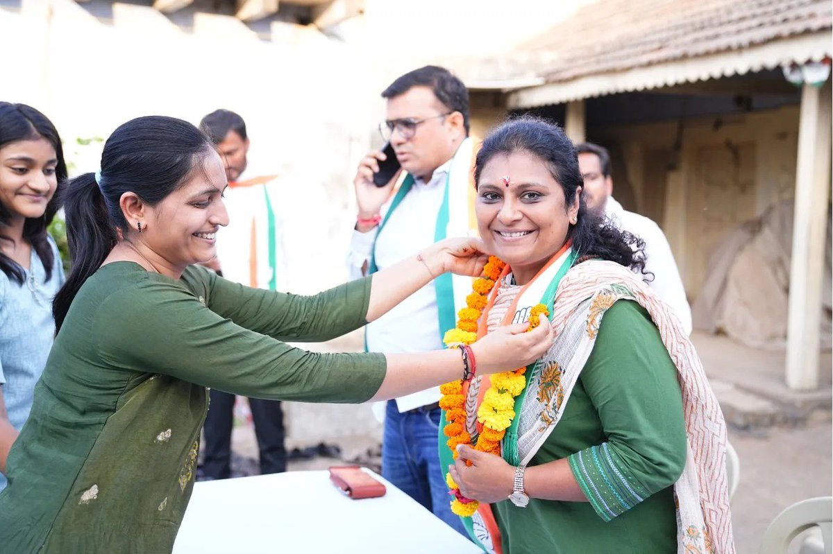 JennyThummar's tweet photo. દેવગામ ગામના સ્થાનિક રહીશો અને INDIA ગઠબંધન ના આગેવાનો- કાર્યકર્તાઓ સાથે "જનસંપર્ક કાર્યક્રમ".
નવી દિશા અને નવો ઉમંગ આ વખતે પરિવર્તન નક્કી છે.
.
.
.
#jennythummer
#JennyThummerForAmreli
#VoteForJennyThummer
#AmreliWithJennyThummer
#JennyThummer2024
#CongressForAmreli https://t.co/c6nGqQl3Sh