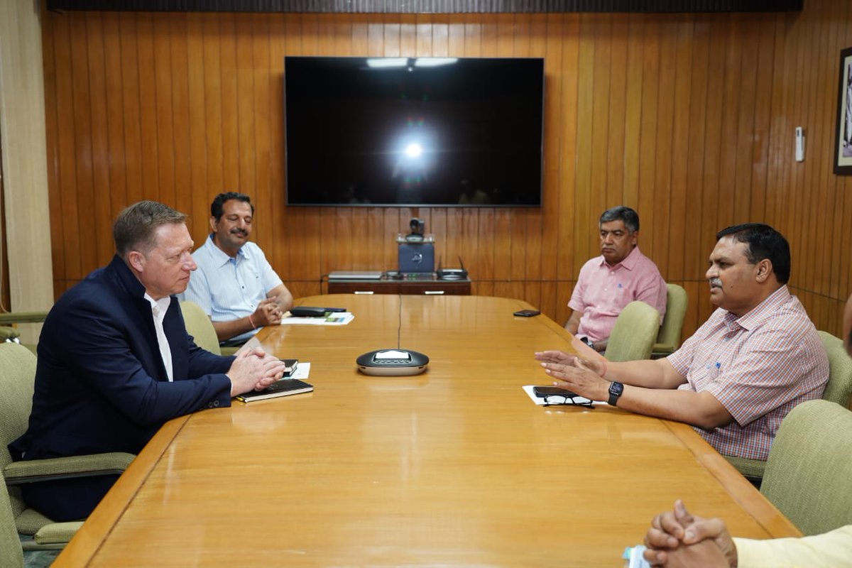 Dr @ShahMeenesh, Chairman, NDDB & Governor from @AsiaDairy to Dairy Sustainability Framework governance met Mr. Brian Lindsay, Director, @DSF_Dairy, to discuss and propose various structured initiatives being implemented in India to reduce Green House Gas Emissions. They