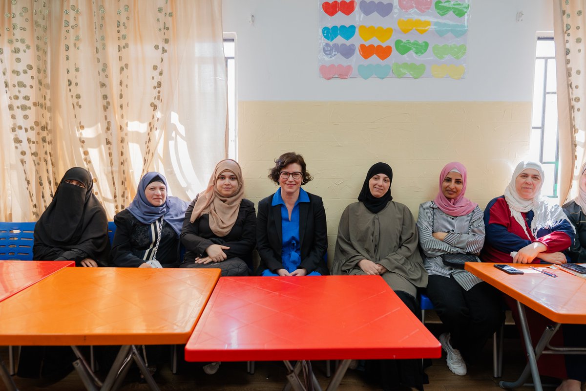 Great to welcome representatives from the Swedish Ministry of Foreign Affairs 🇸🇪 to a @UNICEF-supported #Makani centre in Amman: a safe space that provides children and caregivers with a package of critical services. Tack (thank you) for your visit 🙏 @SweMFA @SwedeninJO