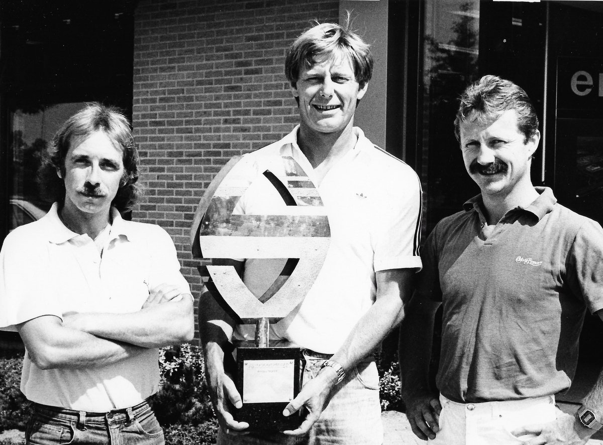 Jan van Staa, Cees van Kooten en Klaas Drost poseren met de Spoolderwerk-trofee. Het Spoolderwerk-toernooi werd gehouden tussen de betaald voetbalclubs uit Overijssel. (Foto: Jan Drost)