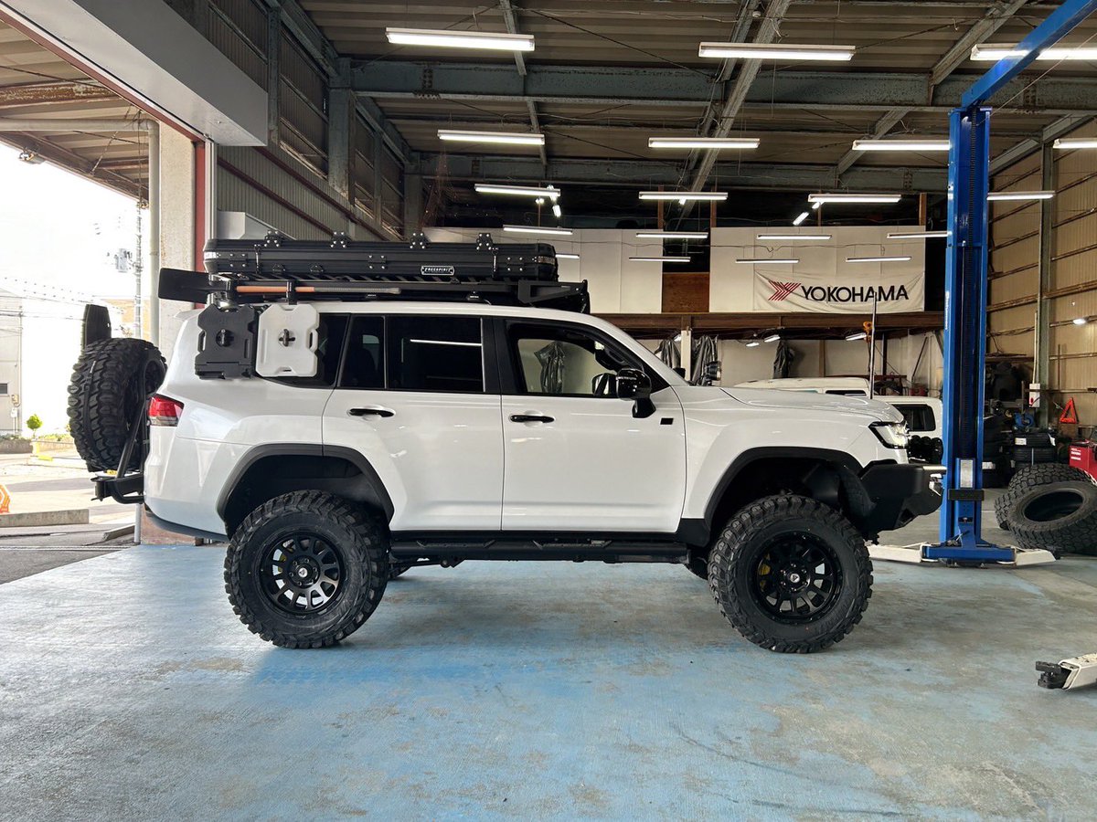 you69301853's tweet photo. 世界初🌍？

ランクル300に37×13.5インチぶち込み。

#ランクル
#ランクル300
#landcruiser300
#37インチ
#37inch https://t.co/38qUGfTXxL