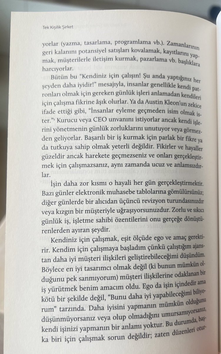 okuduğum tek kişilik şirket kitabının yazarı, kendi tek kişilik şirketini kurmak isteyenlere gerçekleri çok güzel anlatmış. 12 yıl önce kendi tek kişilik şirketimi kurarken keşke bunları bilseydim dediğim olmuştu. sadece kendi yaptığım iş olan yazılımı yapıcam sanıyordum ama bol