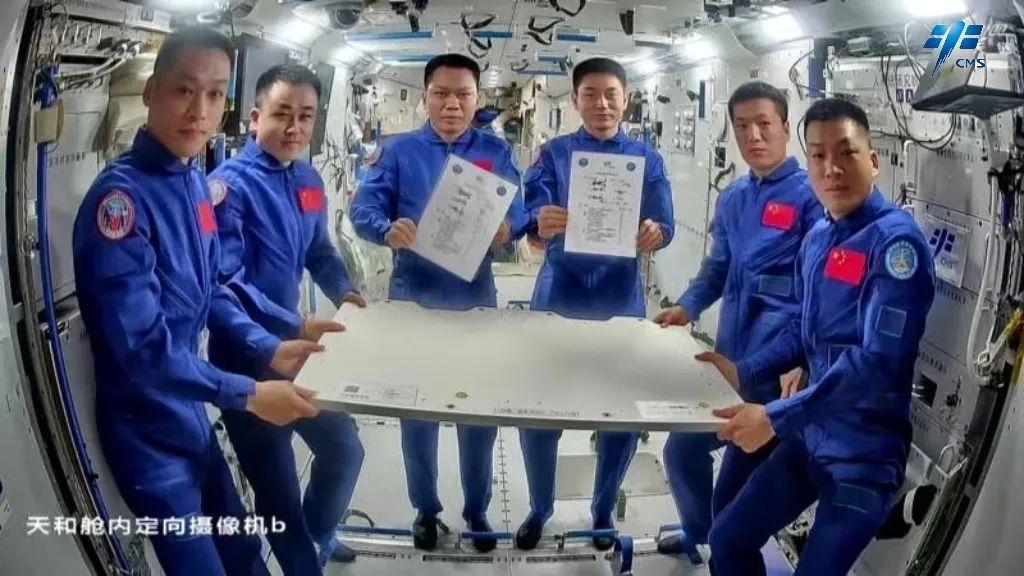 [Just In] 🤝🧑‍🚀China's #Shenzhou XVII crew held a handover ceremony with the Shenzhou XVIII crew and transferred the keys of the @CNSpaceStation to the latter on Sunday. 🌏👏The Shenzhou XVII crew will return to the Dongfeng landing site in north China on April 30. [📷/CMS]