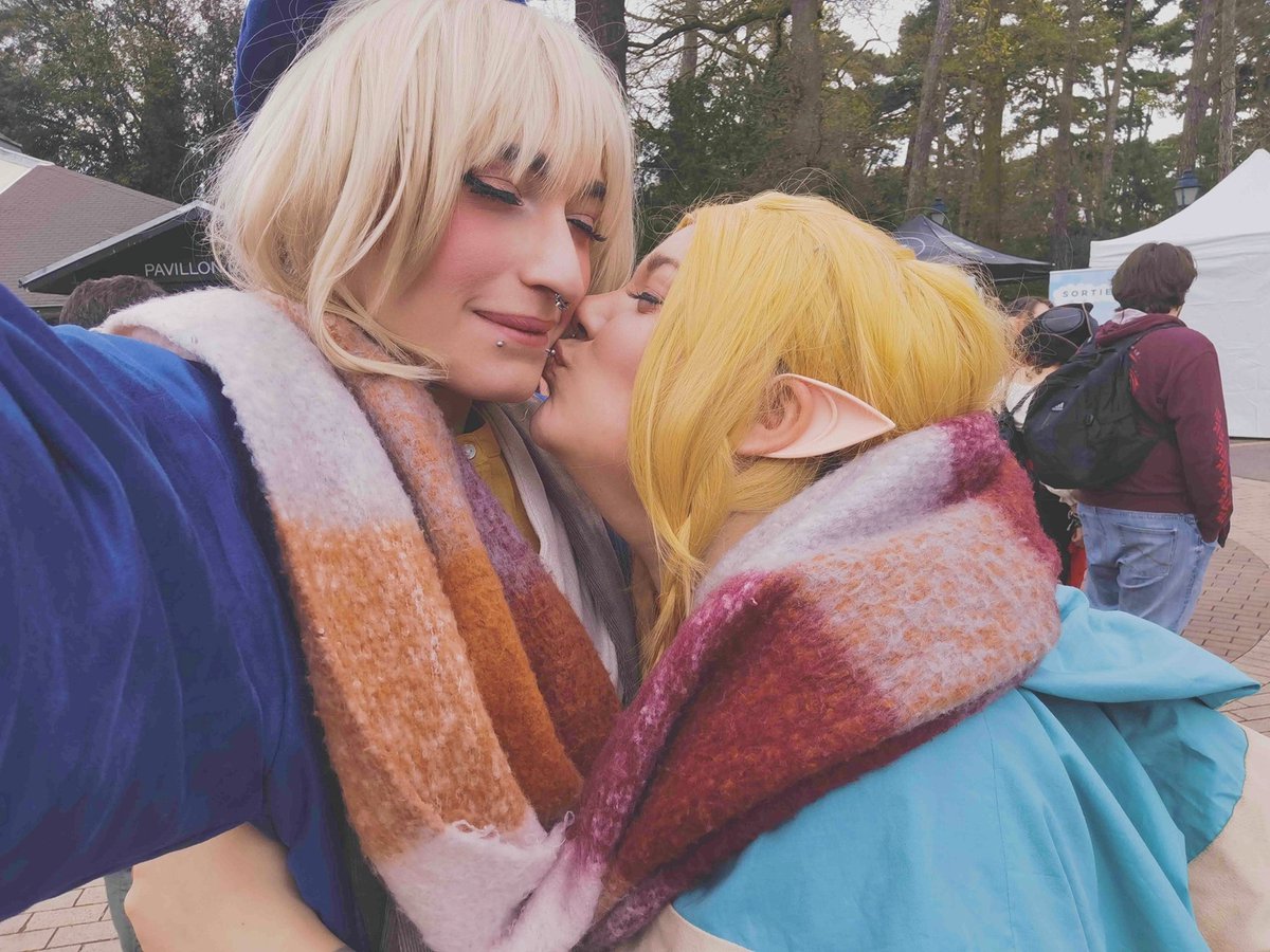 AtelierRaza's tweet photo. lesbians cosplaying dungeon lesbians and their long bacon scarf??? omg hi that's us 
#dungeonmeshi #farcille https://t.co/FnN1lNZRce