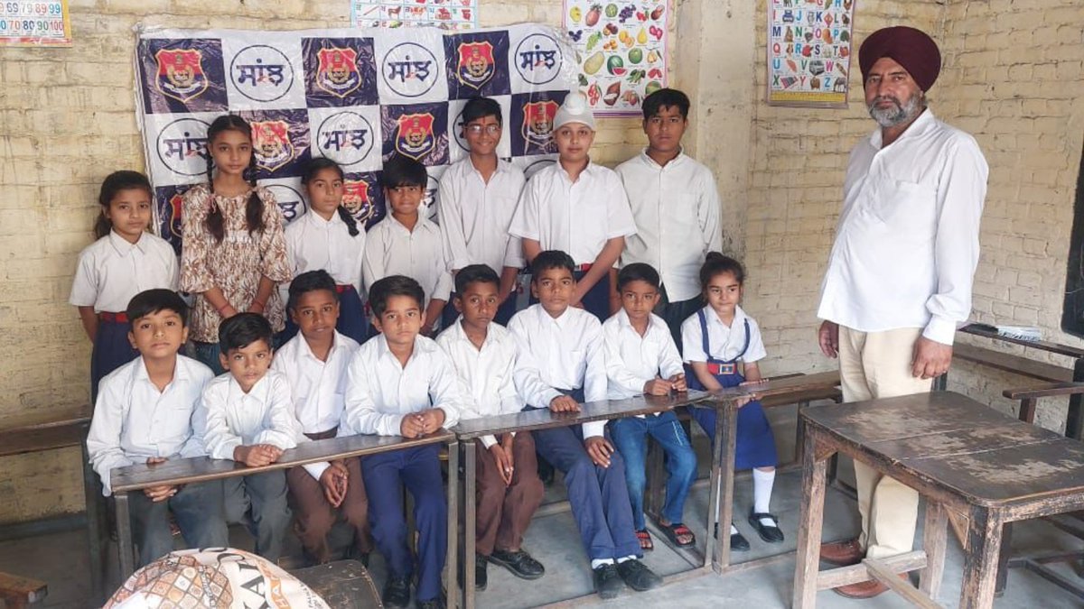 #Saanjh Staff of Tarn Taran Police organized an awareness seminar at Arya Model School, Tarn Taran, focusing on educating children about domestic violence, understanding good touch and bad touch, and the importance of #Helpline numbers 112 & 1098. #SaanjhShakti