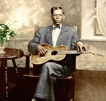 Patton stupiva il pubblico con esibizioni sgargianti e trucchi con la chitarra. Uno che rimase colpito fu #RobertJohnson, che combinando lo stile di Patton con i suoni di Chicago realizzò le più famose registrazioni #blues di tutti i tempi. 

#CharliePatton✝️ #28Aprile 1934