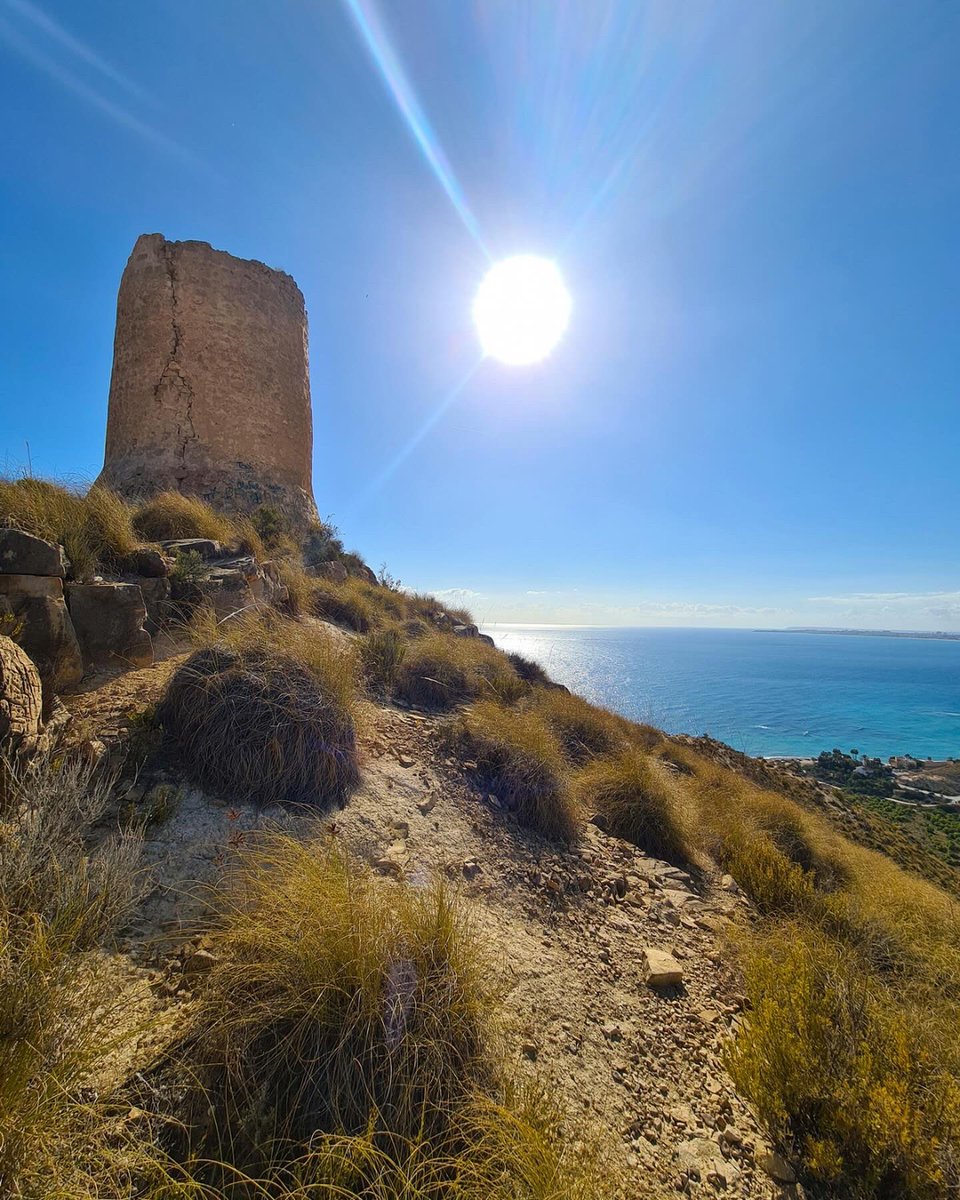 ¿Quieres disfrutar de estas vistas? 🤩🩵 Sube a la Torre de Reixes en #ElCampello y enamórate de la majestuosidad de nuestro Mediterráneo 🌊💙. 📍 Punto de inicio: Urb. El Poblet 📏 Distancia: 3 km 😊 Dificultad: Fácil