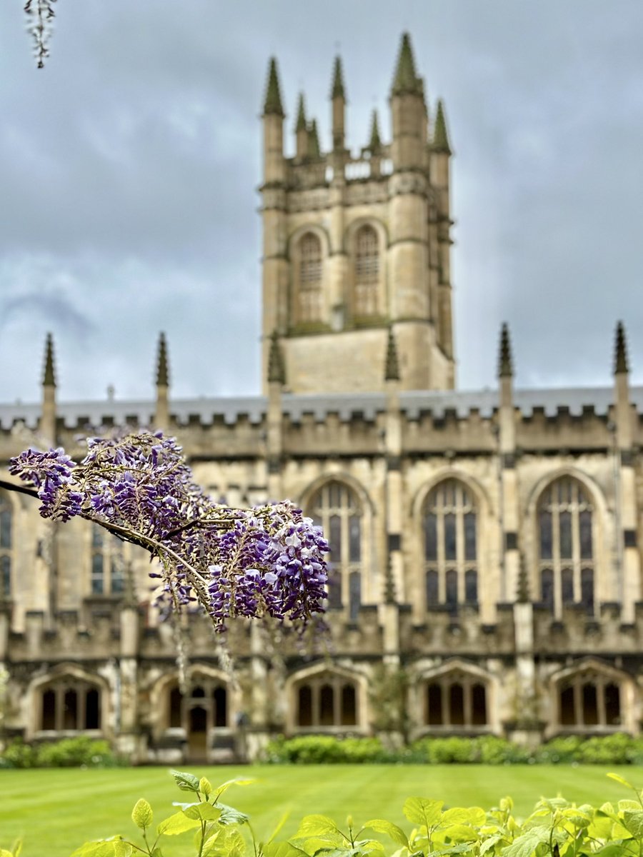 Three more sleeps (or 2 for many!) until May morning. @MagdCollChoir lead the celebrations from this tower as the sun rises - as they have for over 500 years - @cameraZoe will be live streaming (not quite as traditional) so if you can’t make 0600 on streets of #oxford - tune in!