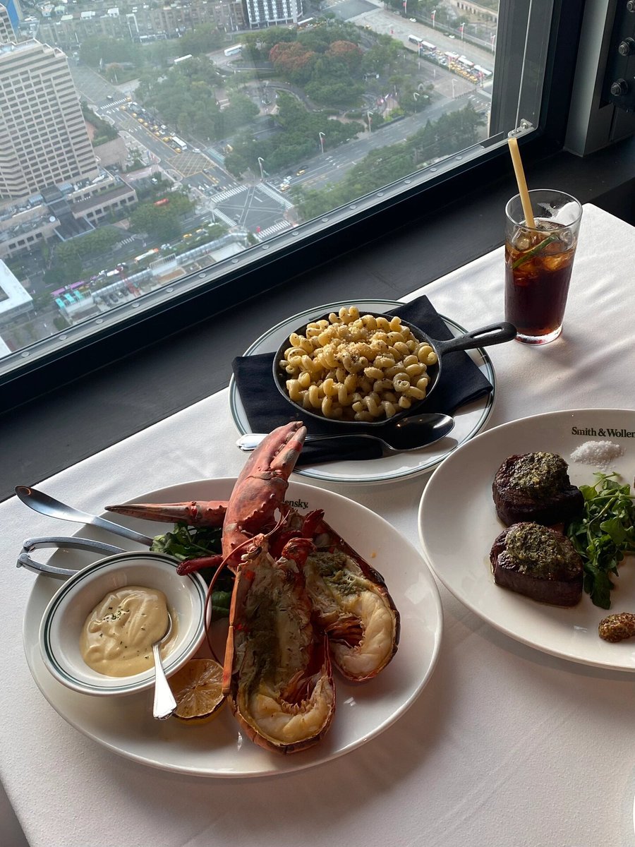 とうとう命心心念念のステーキに食べさせた🥹🥰
信義微風南山47階にあります
101が直接見えます
ステーキやロブスターは美味しいです
でも特別な祝日があったらまた来ればいいと思います🤣