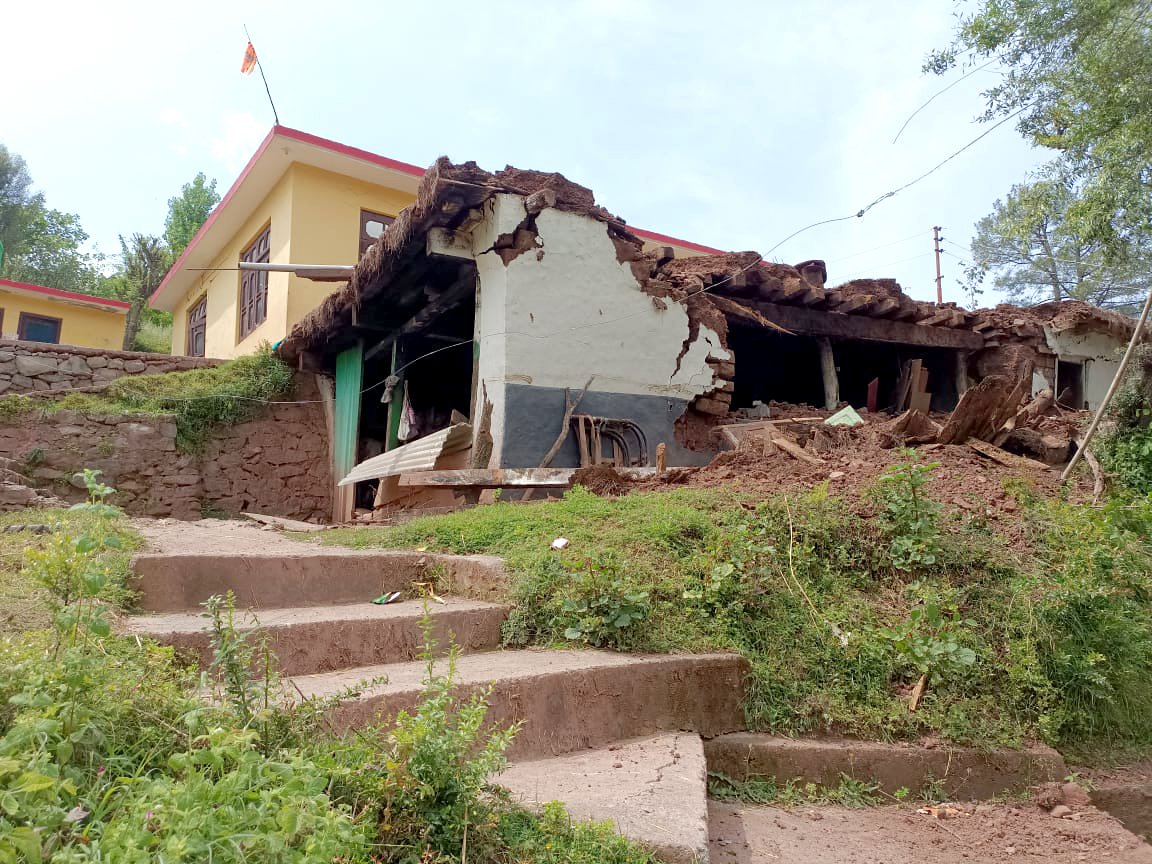 GulistanNewsTV's tweet photo. In Pics: #Houses, Transmission #Tower and roads damaged after massive #landslides at #Pernote village, in #Ramban. 
@diprjk
@dcramban
@DIPRRambandic https://t.co/Lij54XK96R