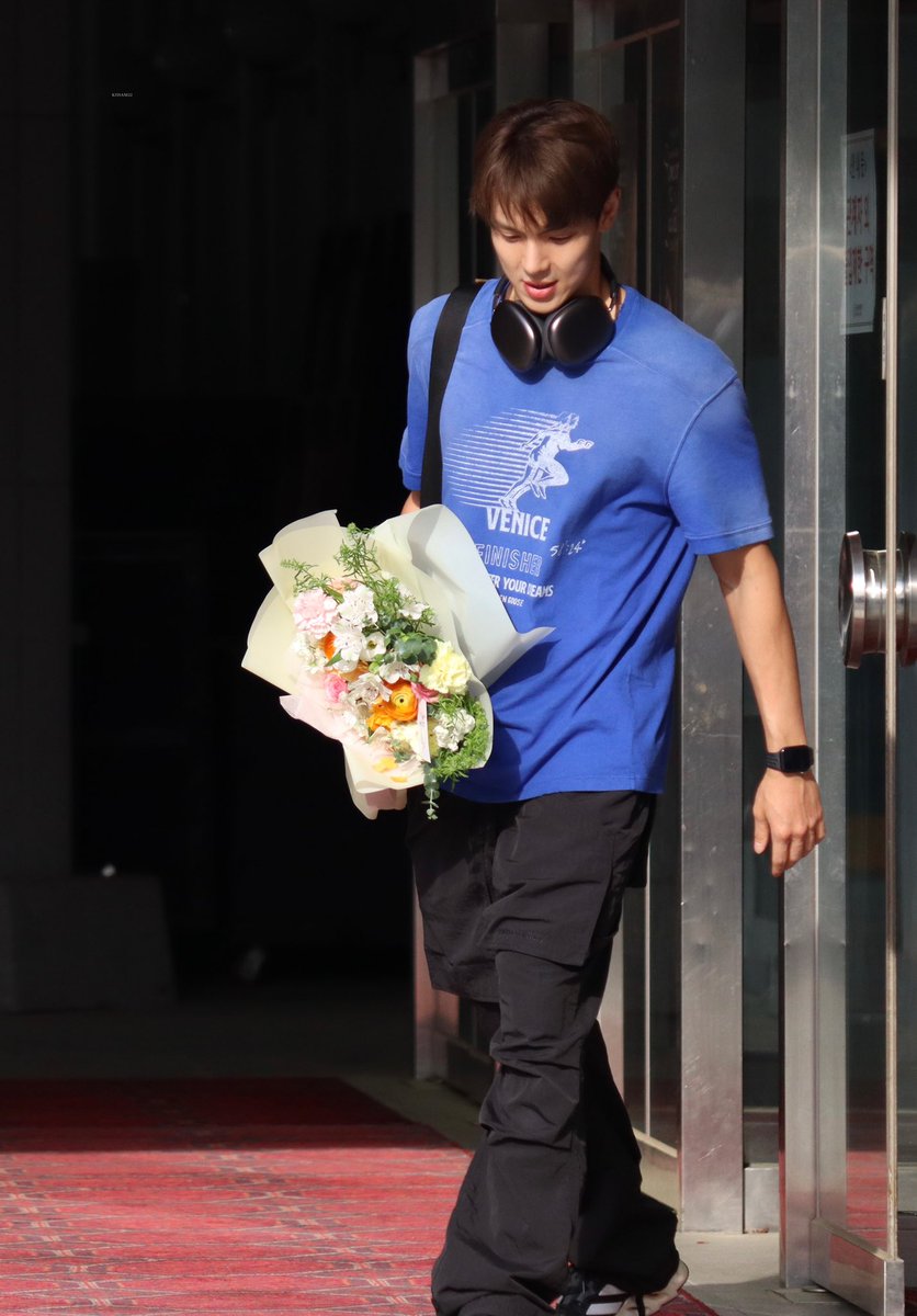 shownu as your college boyfriend who’s waiting for you after class with a bouquet of flowers 😵‍💫