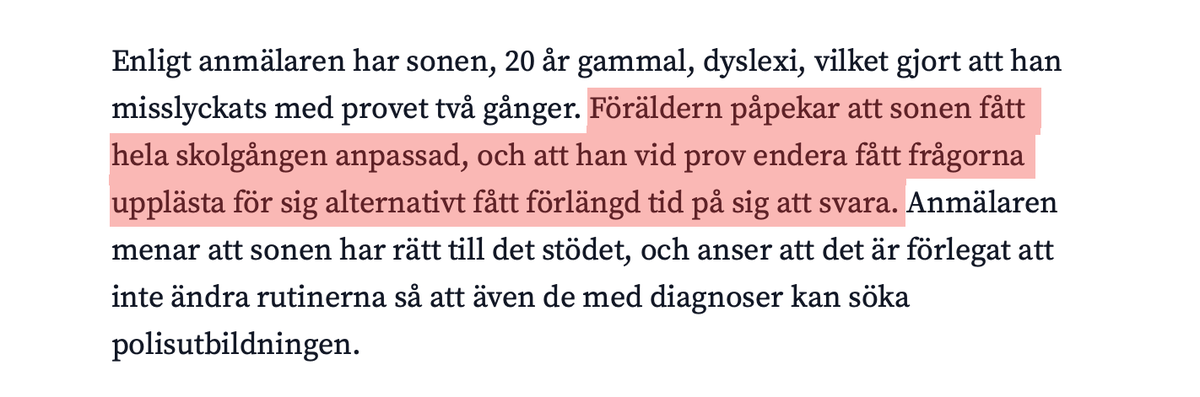 Ung man kommer inte in på Polishögskolan eftersom han fått lästräningen bortanpassad. Första skärmdumpen är en speciallärare som har skrivit. Andra är från en artikel om att en förälder anmält Polishögskolan för diskriminering.