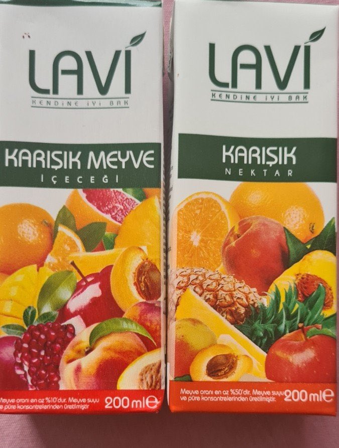 Aynı marka
Aynı ambalaj
Biri nektar, diğeri meyve içeceği.
A101’de satılan üründeki meyve miktarı beşte birine düşmüş. 

Ambalaja değil içindekilere bakın 😎