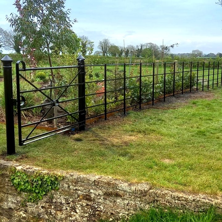 One of our latest installations in Lincolnshire. 

Our Estate Fencing creating the perfect separation in this beautiful garden.

#fence
#steelfence
#estatefence
#gardendesign
#gardens
#thetraditionalco