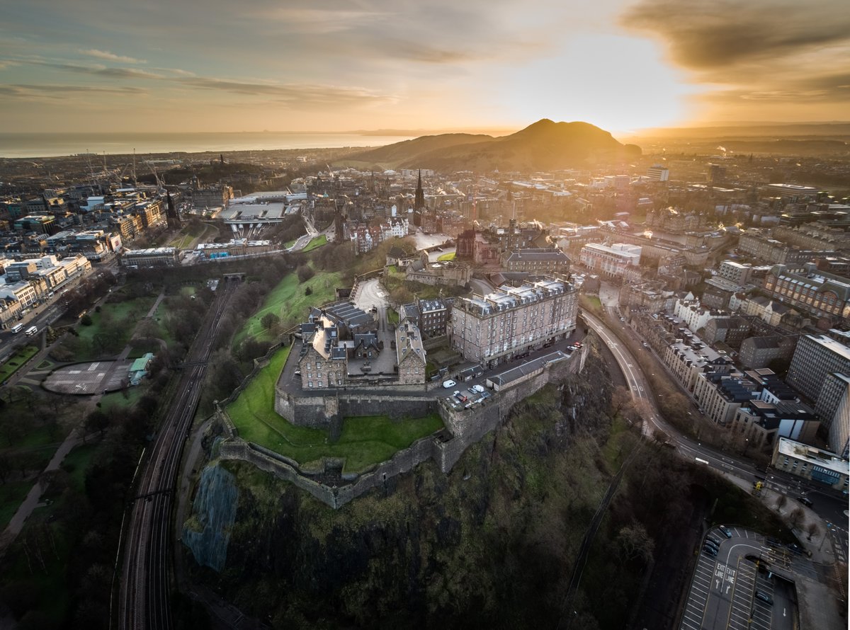 Good Morning 😊

👀Is your Sunday as epic as this castle view? 

Share your favourite castle views in the comments😍