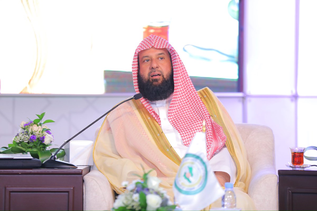 معالي أ.د. عبدالرحمن بن عبدالله السند خلال مشاركته في الجلسة الثالثة لـ #مؤتمر_تعزيز_الانتماء_والتعايش_السلمي ، الذي تنظمه #جامعة_الإمام: 'وكذلك جعلناكم أمة وسطا' عدولا خيارا فلا غلو ولا جفاء لا إفراط ولا تفريط، وقد بنى الله هذه الشريعة على اليسر ونهى عن العسر 'ماجعل عليكم في…