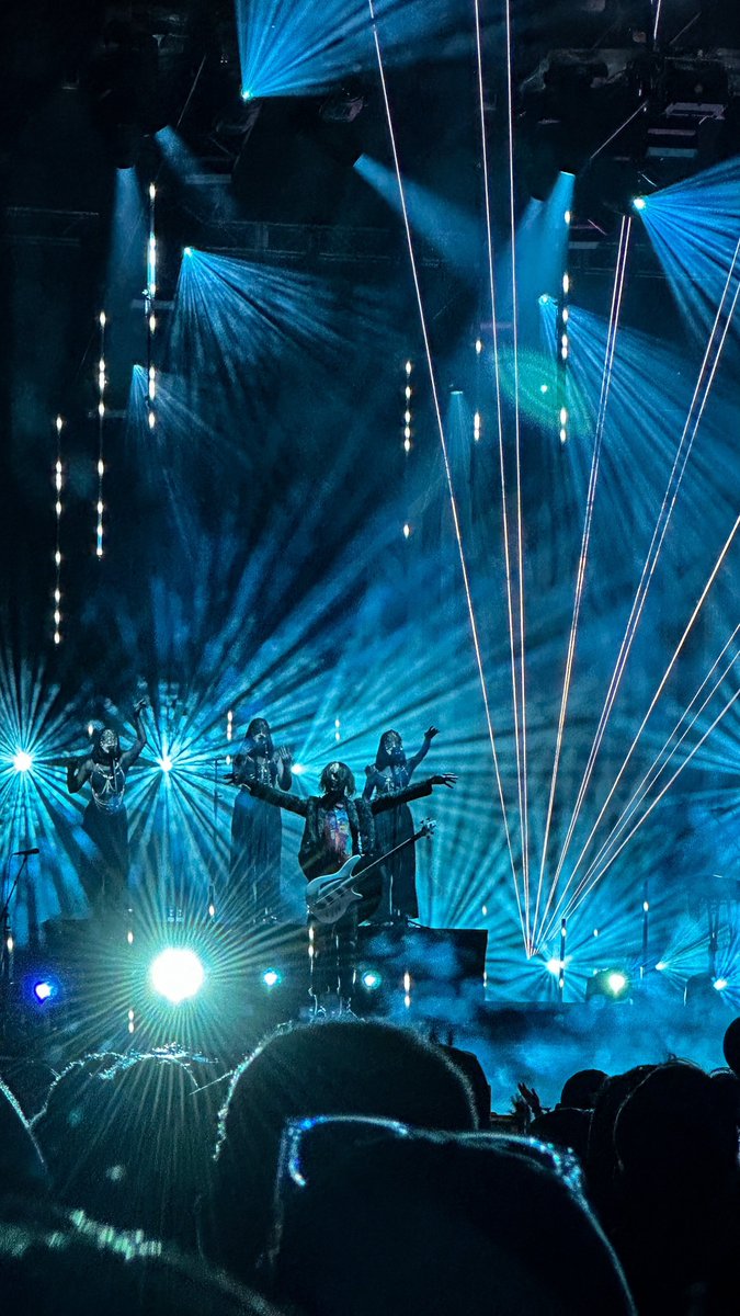 FuzenGhoul's tweet photo. Rain’s stage lighting remains unmatched https://t.co/mC5ITqss1P