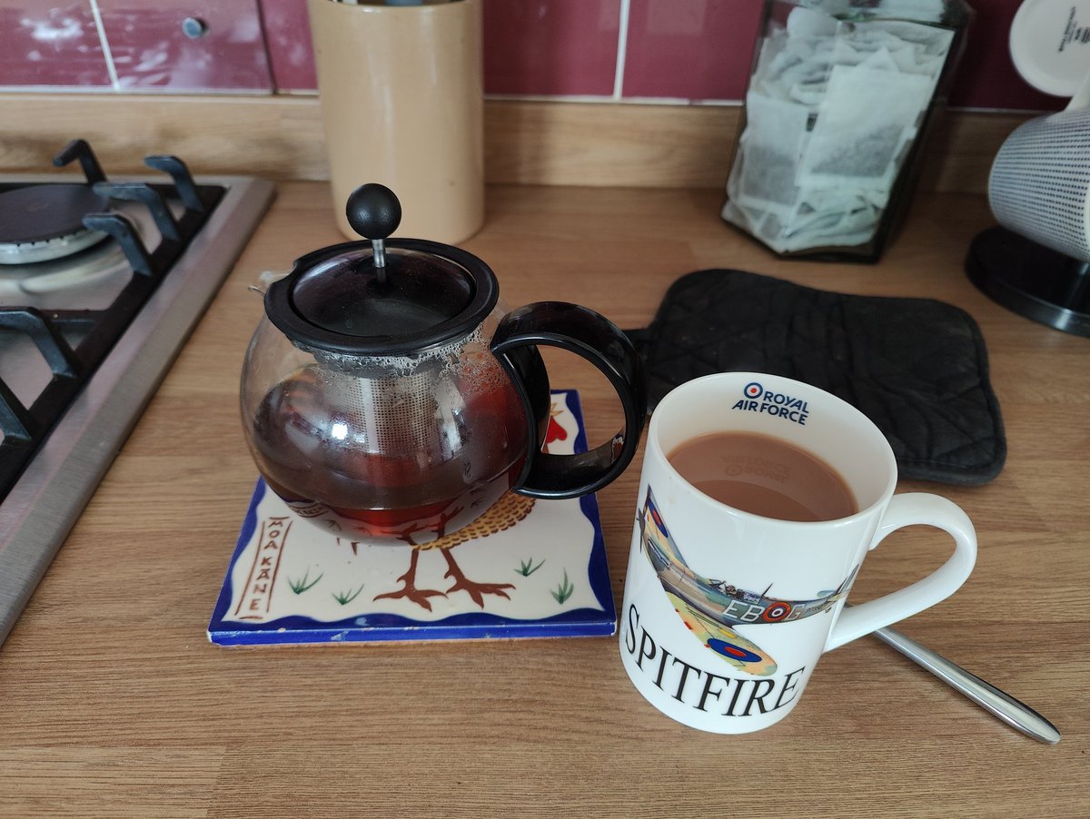 Some @TwiningsUK English Breakfast loose leaf tea used for this morning's beverage. I should really use it more often because it tastes so much better than a teabag. 🫖