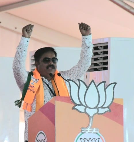 ✨ Glimpses from public rally in #MaliniCity, Belgaum, featuring our esteemed PM Sri @narendramodi ji! He rallied support for Belgaum BJP Candidate Sri Jagadish Shettar ji & Chikkodi Candidate Shri Annasaheb Jolle ji. #ModiInBelgaum #abkibaar400paar #phirekbaarmodisarkar