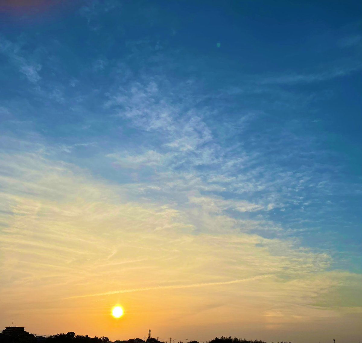 18時ちょっと前、雲多めの夕空📷📱
暑い一日でした🥵
#日の入り
#夕空
#iPhone12promax