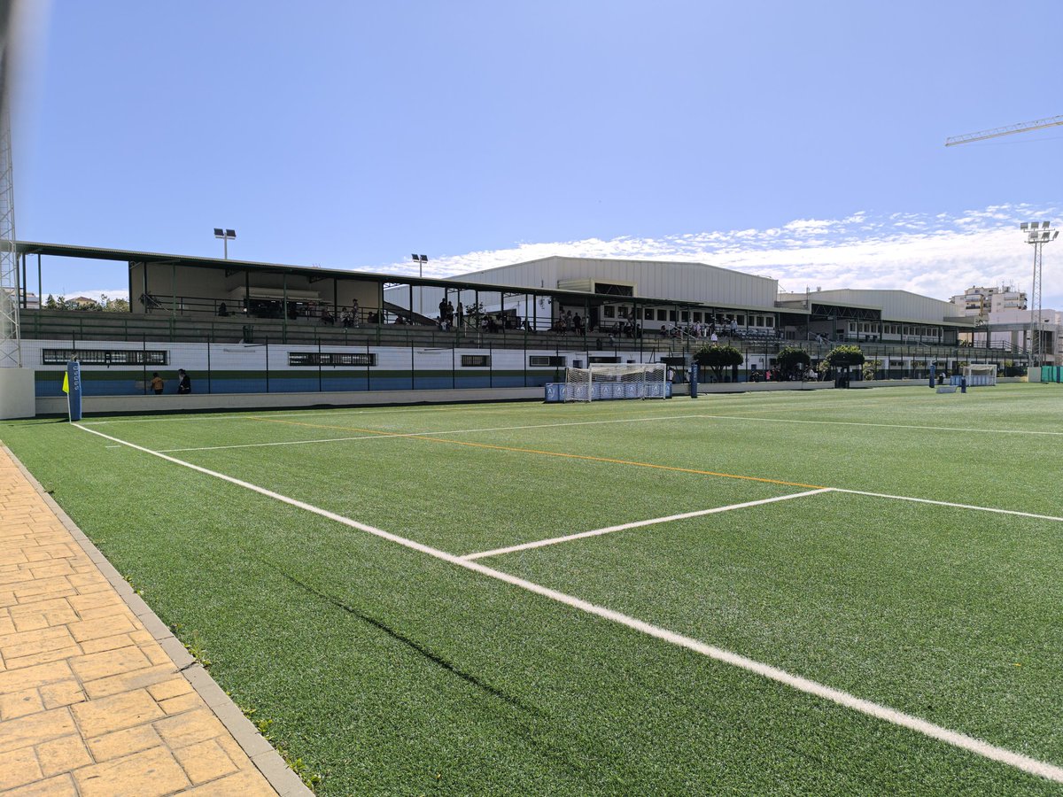 Ya nos encontramos en el #JuanGamberoCulebra de <a href="/AytoMijas/">Ayuntamiento de Mijas</a> para el partido <a href="/cpmlaslagunas/">C.P. Mijas-Las Lagunas</a> - <a href="/CDBenagalbonofi/">C.D. Benagalbón</a>. Y ya hay ambiente de partidazo...