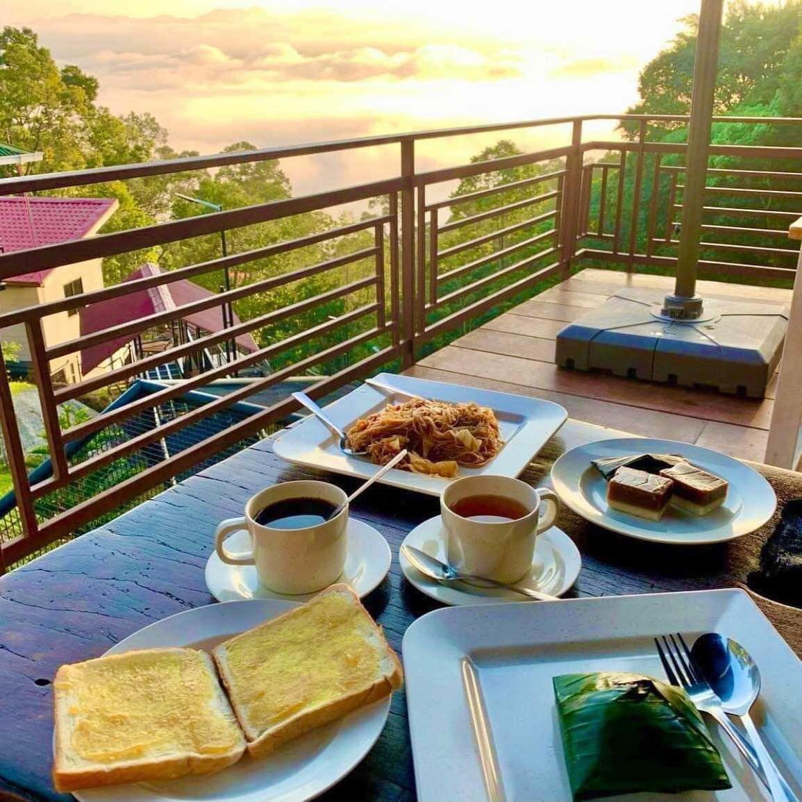 Keluar tol Kuala Kangsar, gerak dalam 30 minit then korang dah sampai sini. Tak sangka dekat Lenggong ada port staycation cantik. View dia magnificent.

📍Kuak Hill Resort, Lenggong, Perak