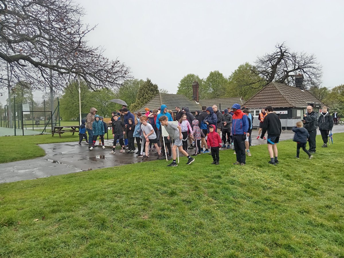 A huge well done to the 36 hardy juniors who ran a very wet Ejp this morning, you were awesome! 👏 👏 And special congrats to our wristband recipient 👏 👏 30 volunteers helped today, thank you all 💙 That's all for this week, results are up & we'll see you next Sunday 😁