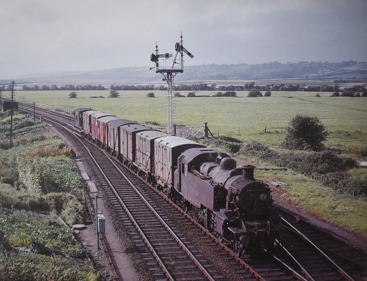 Ivatt Tank 41213 arrives at Barnstaple Junction with the 4.15pm from Bideford to Nine Elms.
Date: 26th August 1963
📷 Unknown Photographer.
#steamlocomotive #1960s #Devon #BritishRailways