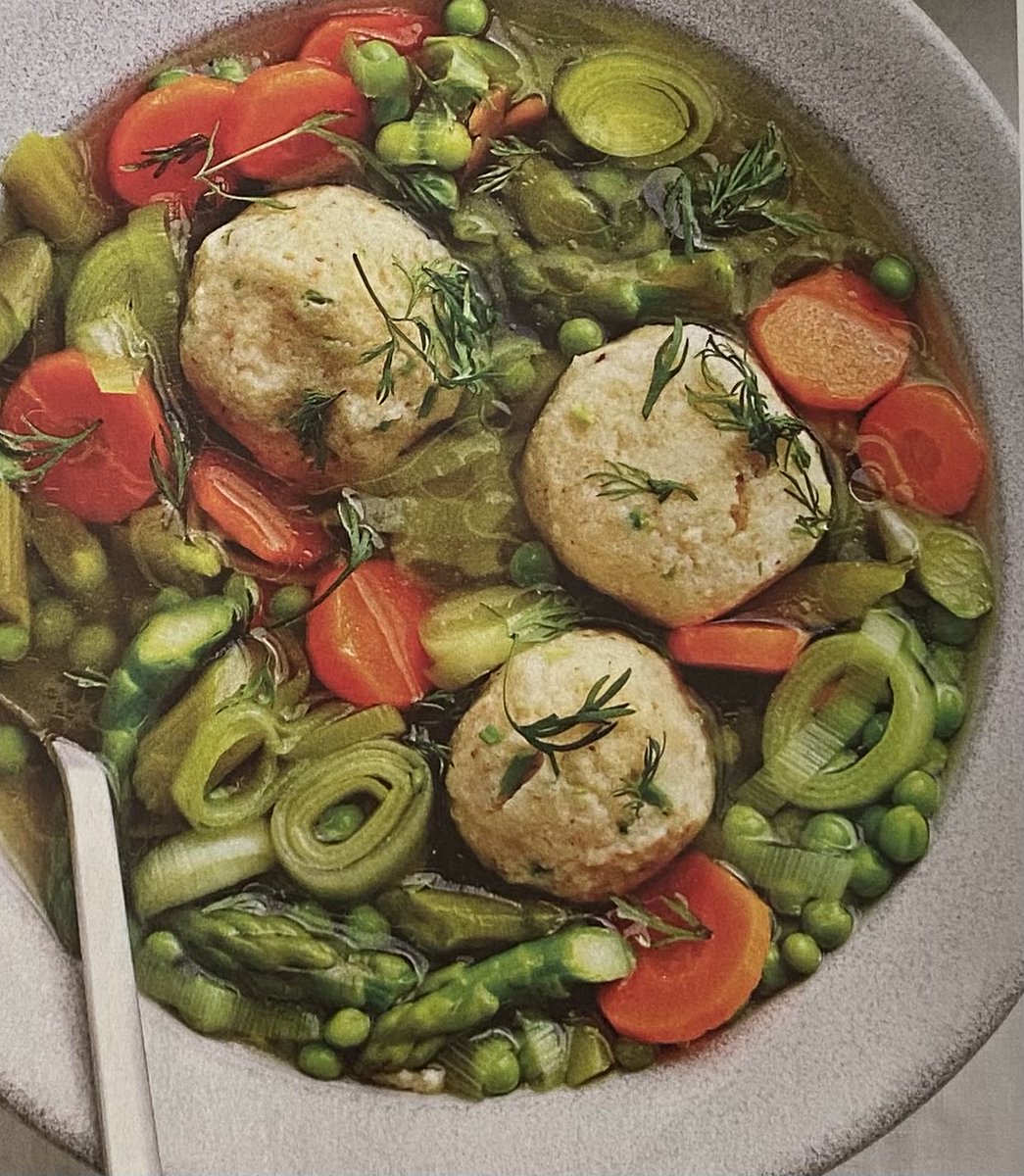 VEGGIE MATZO BALL SOUP 1 leek white➕green part washed ➕sliced 1/2 lb asparagus peeled➕sliced 8 cloves 🧄peeled➕smashed 10 oz frozen green🫛 1/4 c fresh dill chopped 🧂➕Black🌶️ To Taste To a 🥣 ➕🥚 seltzer oil 🧂black 🌶️chives➕whisk Stir in matzo meal Refrigerate 1 hour
