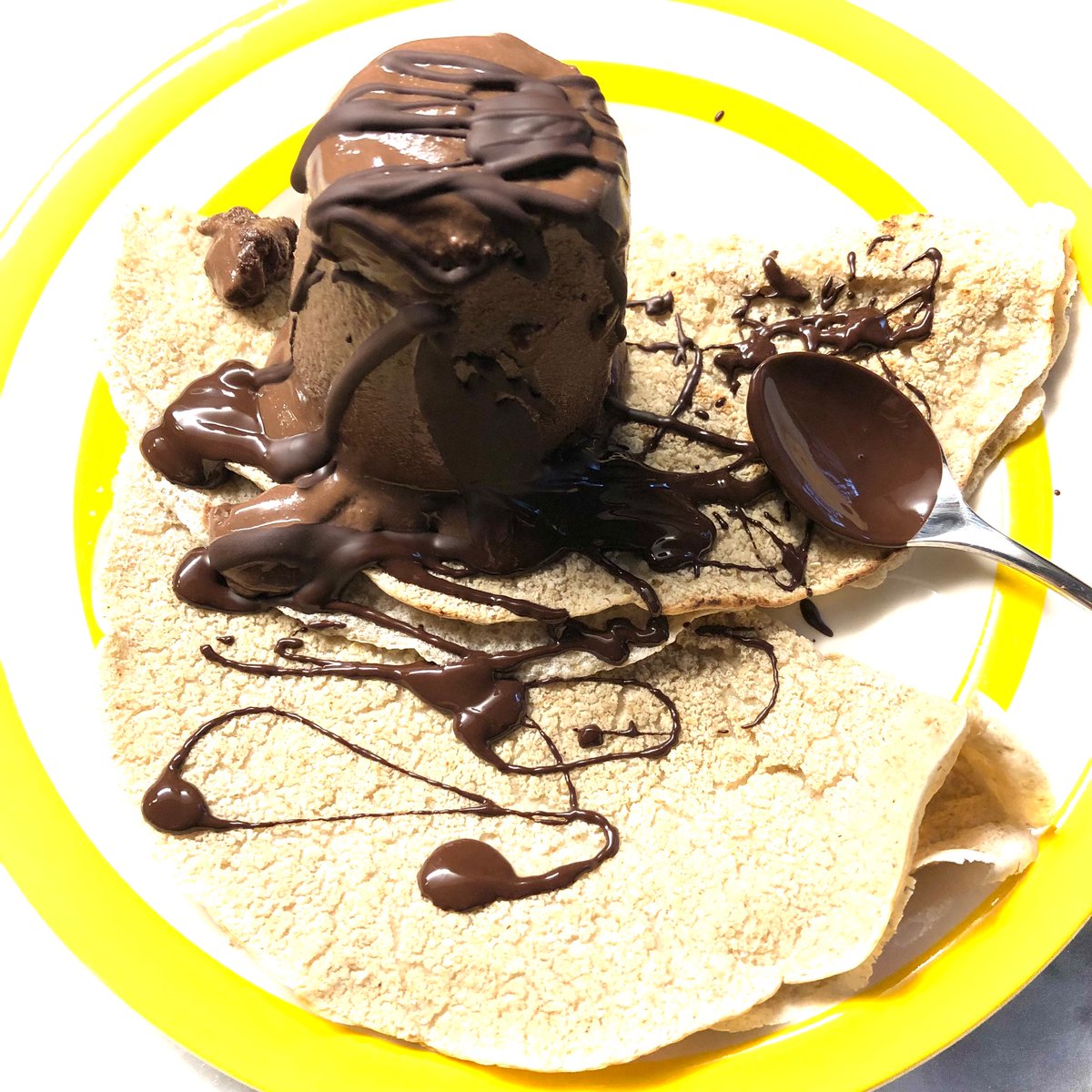 #veganhour @veganhour looking like #jacksonpollock again! Always stock the freezer with these #homemade nochurn #plantbased #chocolate #icecream a using @Alpro vanilla as the base. Serve with nofat #oat #pancakes (just oats and water)