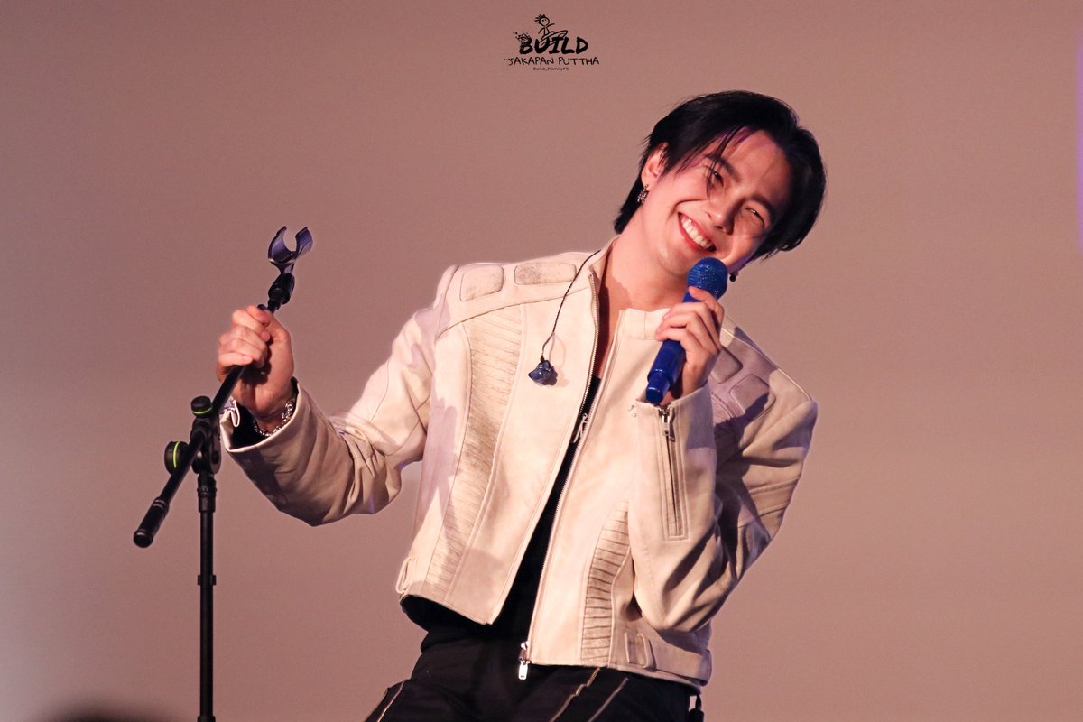 ยิ้มแบบนี้ก็ละลายไปดิค้าบบบบผมมมมม

FINALLY FIND BIU 
#BuildInBerlinFM
<a href="/JakeB4rever/">BIU.</a>