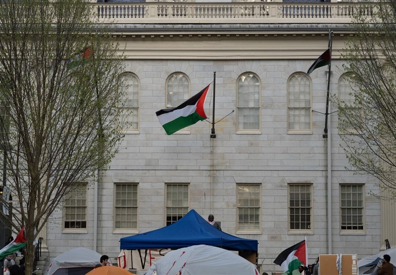 Student Protesters Raise #Palestinian Flags at #HarvardUniversity tn.ai/3076089