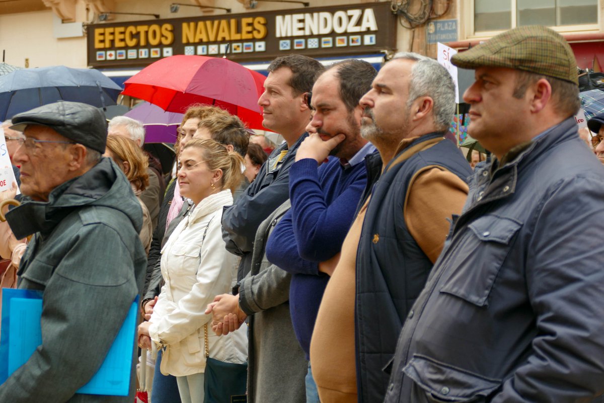 🙋🏾‍♂️🙋🏼‍♀️Gracias a todas las personas que habéis participado en la concentración de Cartagena, a pesar de la lluvia y el frío. 📌Esta tarde a las 18h @ForoCiudadanoRM ha convocado una concentración en la Plaza Belluga de Murcia. ✊🏼Defendamos los pilares de nuestra democracia.
