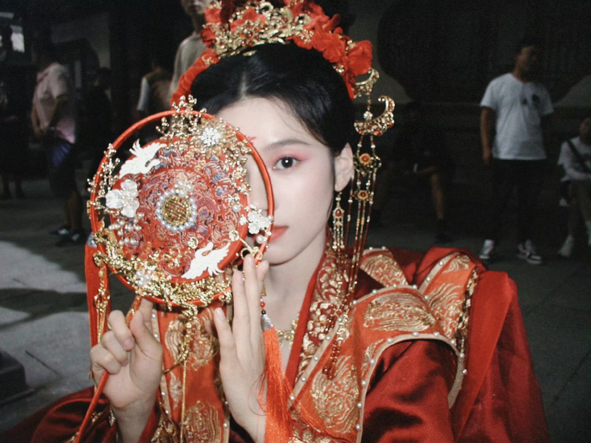 pretty bride huazhi 🌹 𓍯𓂃

#blossomsinadversity #zhangjingyi