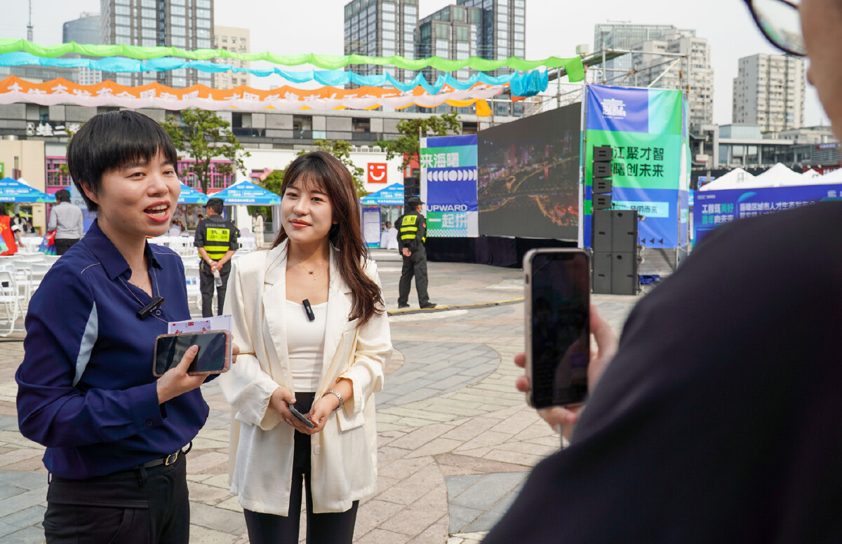 The job fair specifically for young talents was held at Tianyi Square in #Haishu District. This #jobfair offers more than 300 positions.