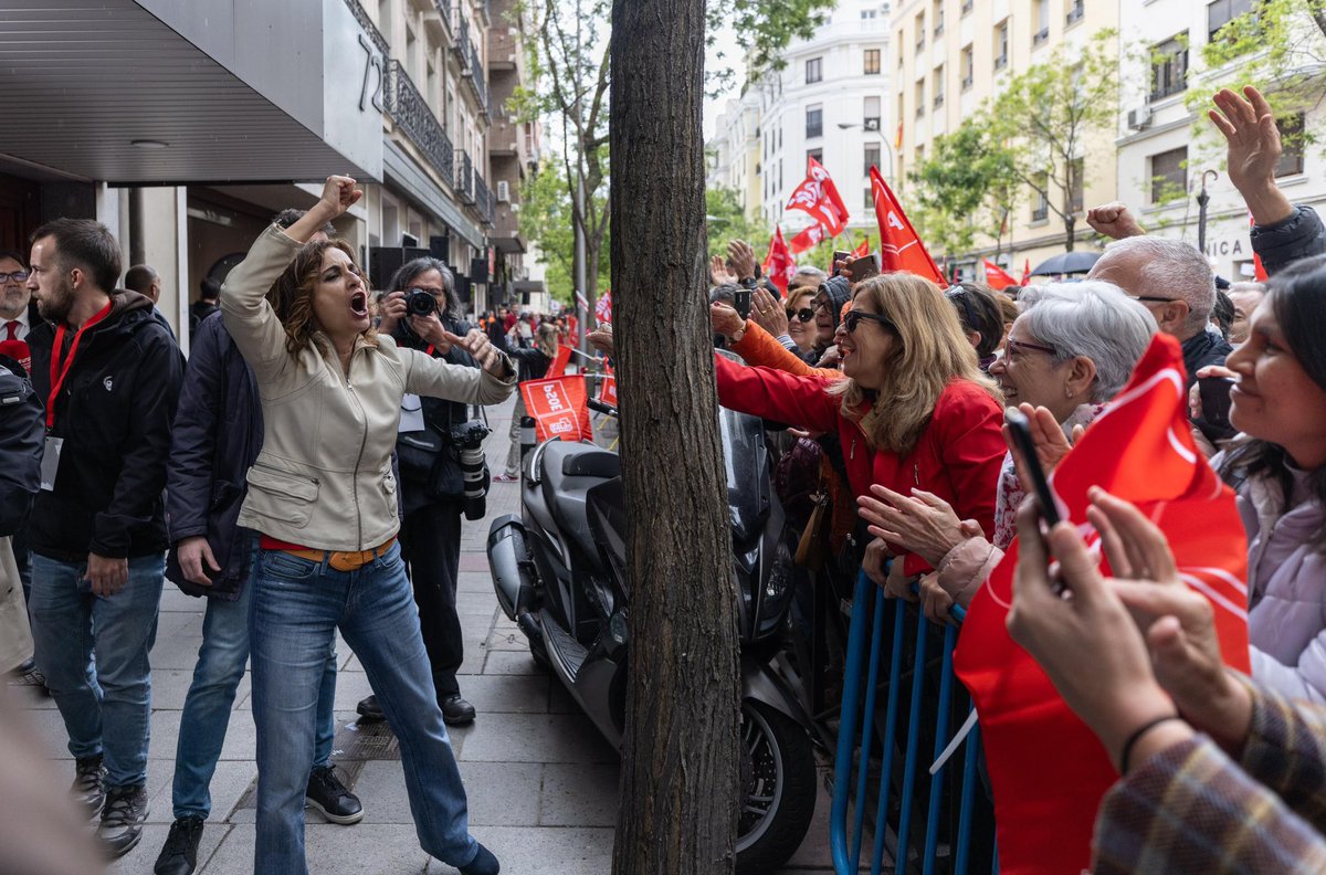 progrestonnnA's tweet photo. La gitana del mercadillo vendiendo bragas a euro a las marujas. https://t.co/RSjxmG8yqB