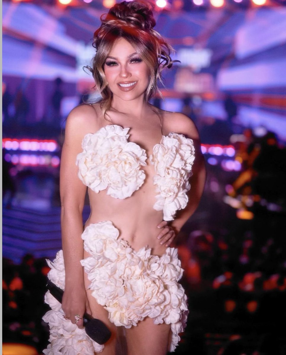 Aquí os dejo dos fotos de @thalia con el vestido que le hice para los @LatinAMAs ¿QUÉ OS PARECE? #JosePerea #LatinAMAs #fashion #Thalia