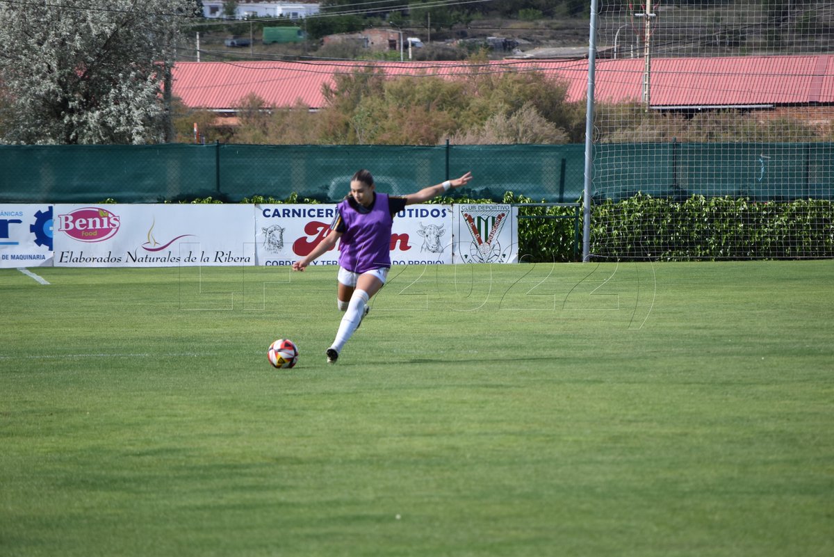 Tras 462 días, en el día de ayer, @Raquelinigo7 volvió a tener minutos con el Real Madrid 'B'. Disputó la 1ª parte frente al CD Pradejón, y poco a poco, va entrando en ritmo de competición. #HalaMadrid | #RMCity