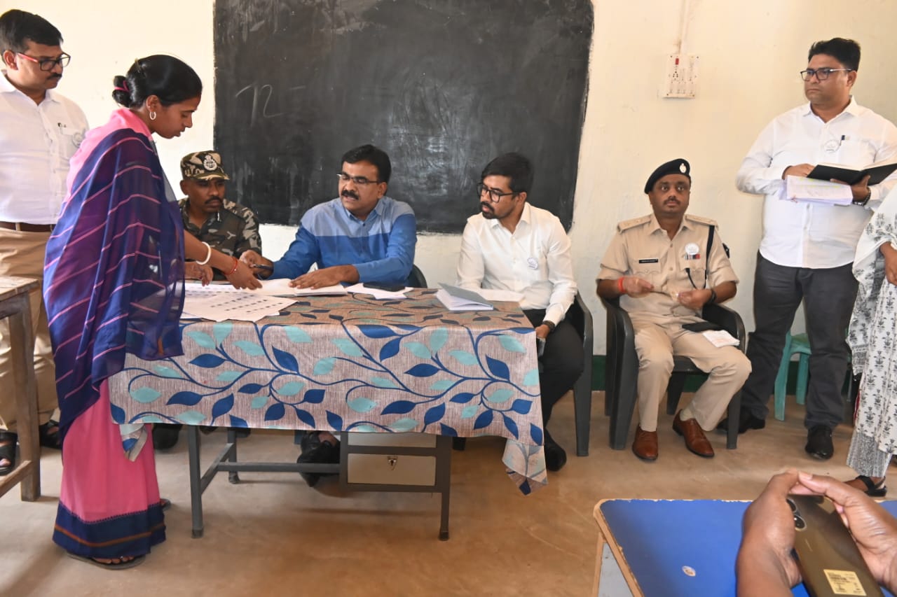 CEO ने गांडेय विधानसभा क्षेत्र के कई पोलिंग बूथ का किया मुआयना, BLO से…

CEO inspected many polling booths of Gandeya assembly constituency, contacted BLO…