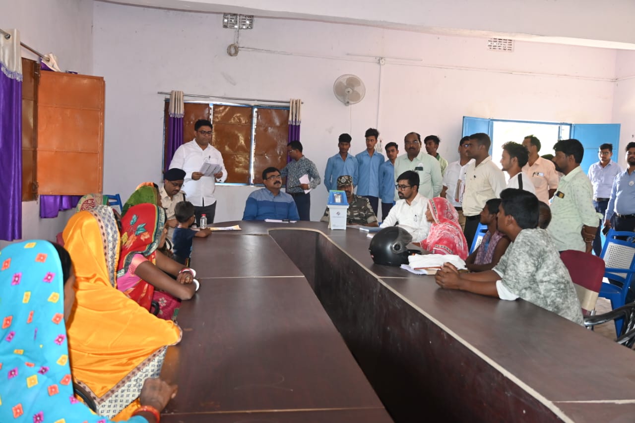 CEO ने गांडेय विधानसभा क्षेत्र के कई पोलिंग बूथ का किया मुआयना, BLO से…

CEO inspected many polling booths of Gandeya assembly constituency, contacted BLO…