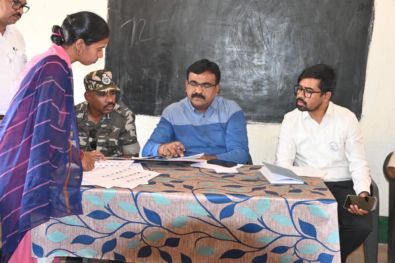CEO ने गांडेय विधानसभा क्षेत्र के कई पोलिंग बूथ का किया मुआयना, BLO से…

CEO inspected many polling booths of Gandeya assembly constituency, contacted BLO…