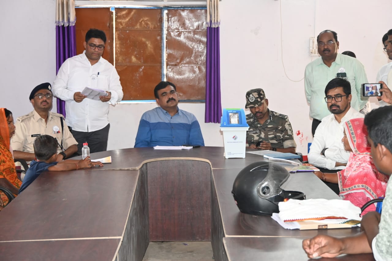 CEO ने गांडेय विधानसभा क्षेत्र के कई पोलिंग बूथ का किया मुआयना, BLO से…

CEO inspected many polling booths of Gandeya assembly constituency, contacted BLO…