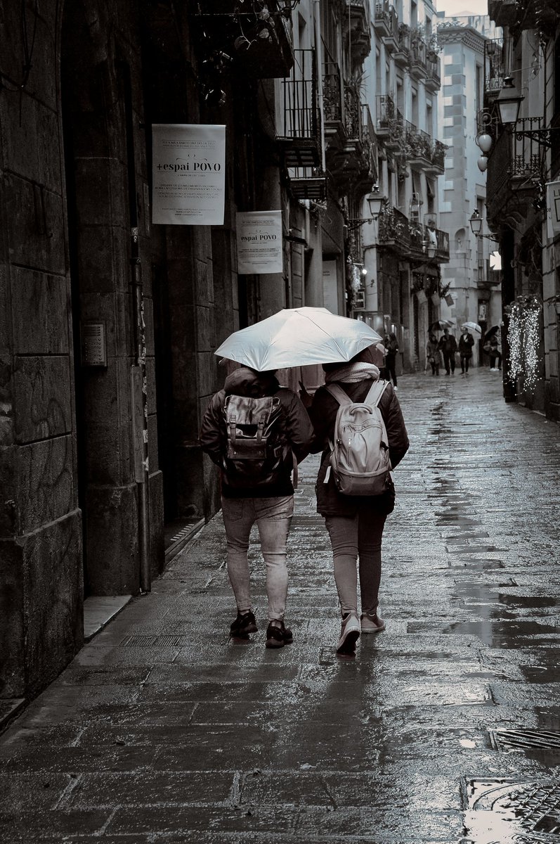A rainy Barcelona #ThePhotoHour #dailyphoto #PintoFotografia #photography #fotorshot #Viaastockaday #art #photooftheday #photographer #portraitphotography #MONOCHROME #blackandwhitephotography