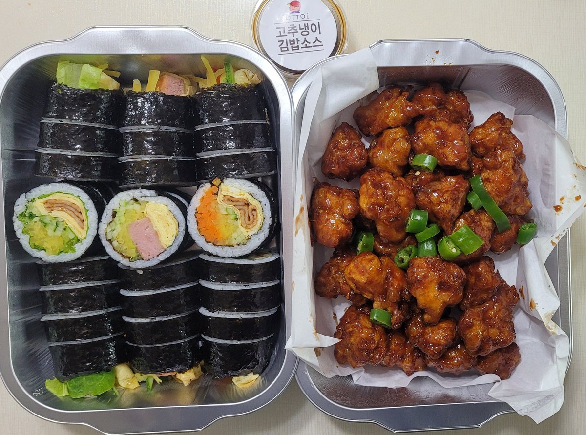 탐라에서 정보 얻었던 오토 김밥 드뎌 먹어 봄. 모듬김밥이랑 닭강정. 김밥은 고추냉이 김밥이 맛있었고 진짜 닭강정 부드럽고 맛있음. 닭강정 맛집일세.