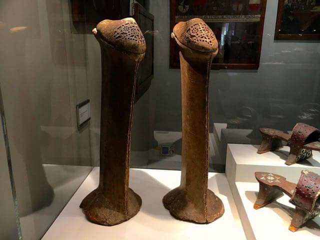 Un par de calcagnetti (Zuecos de madera) venecianos del siglo XV, las suelas añaden 43 cm a la altura del usuario. Las mujeres que los usaban necesitaban el apoyo de sus sirvientas mientras caminaban. A pesar de una prohibición de seguridad en 1430, la costumbre continuó hasta la…