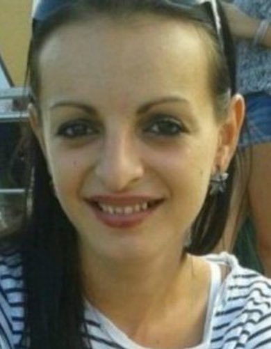 Il suo nome era Vanessa Russo (1º immagine), aveva 22 anni. Nella metro di #Roma, dopo una lite, l’immigrata clandestina Doina Matei (2º immagine) la colpisce in un occhio con la punta di un ombrello e fugge via lasciandola in una pozza di sangue. Vanessa morirà qualche ora…