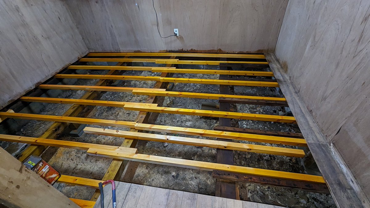 今日は、ここまで😅
明日板貼って終了
垂木２間物金沢からバモスルーフに積んでくる勇気無かったので２ｍ物でやりました😁